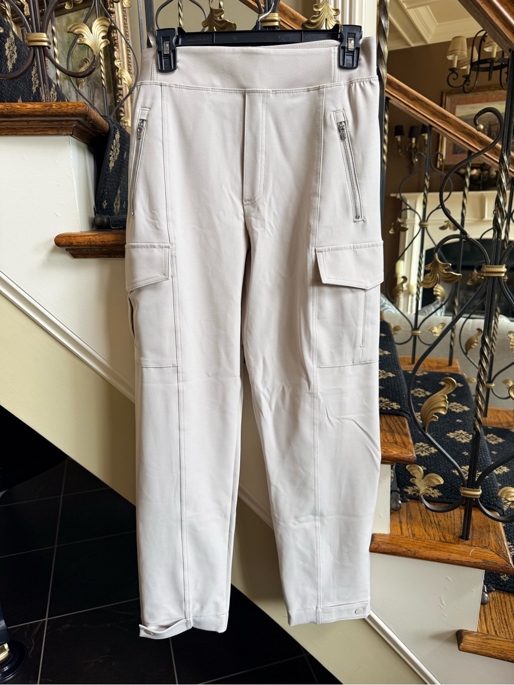 Athleta Khaki NWOT adjustable hem pant. Pocket leg. Zipper pockets. Size 6